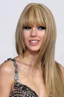 los angeles nov 21 - taylor swift arriva al 2010 american music awards al nokia theater il 21 novembre 2010 a los angeles, ca foto