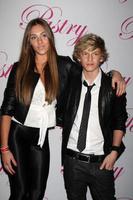 los angeles, 19 gennaio - jazmin feldman, cody simpson arriva alla festa del quattordicesimo compleanno di cody simpson al pacific park al molo di santa monica il 19 gennaio 2011 a santa monica, ca foto