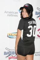 los angeles, 7 novembre - cassie scerbo all'adrian gonzalezs bat 4 speranza celebrità gioco di softball padres contra el cancer al Dodger Stadium il 7 novembre 2015 a los angeles, ca foto