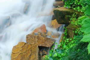 cascata sulle rocce foto