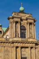 varsavia, polonia - chiesa carmelitana nella famosa via krakowskie przedmiescie. architettura neoclassica. foto