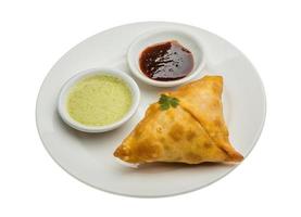 samosa su sfondo bianco foto