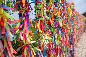 primo piano di nastri colorati contro in arraial d'ajuda, bahia, brasile foto