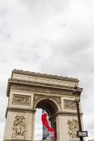 vista su arco di trionfo giostra e giardino delle tuileries, parigi, francia foto