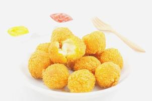 palla di formaggio fritto con salsa di patate e senape foto