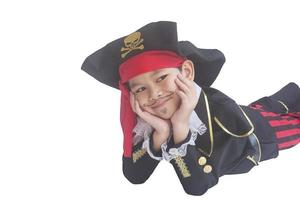 ragazzo asiatico sorridente in costume da pirata isolato su bianco foto