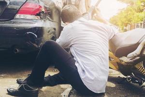 incidente di moto e auto con uomo ferito che guida una moto foto