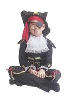 ragazzo asiatico sorridente in costume da pirata isolato su bianco foto