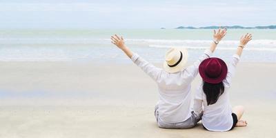 coppia asiatica sulla spiaggia foto