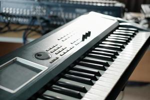 vista ravvicinata del sintetizzatore di tastiera musicale elettronica. pianoforte per la registrazione di musica in uno studio foto