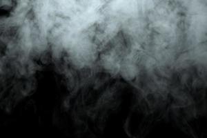 polvere astratta o effetto fumo isolato su sfondo nero, fuori fuoco foto