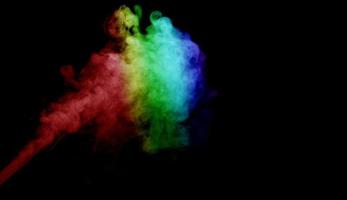 fumo astratto isolato su sfondo nero, polvere di arcobaleno foto