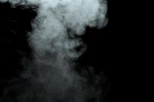 polvere astratta o effetto fumo isolato su sfondo nero, fuori fuoco foto