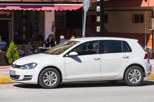 antalya turchia 04 marzo 2022 white volkswagen golf è parcheggiato sulla strada in una giornata estiva foto