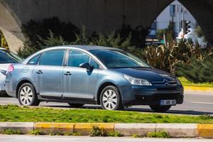 antalya turchia 04 marzo 2022 citroen c4 argento guida per strada foto