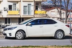 antalya turchia 04 marzo 2022 la toyota corolla bianca è parcheggiata per strada in una calda giornata foto