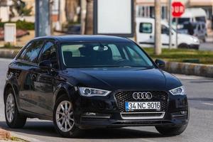 lato turchia 05 marzo 2022 l'audi a3 nera sta parcheggiando in strada in una giornata estiva foto