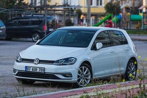 manavgat turchia 05 marzo 2022 la polo bianca volkswagen è parcheggiata per strada in una calda giornata foto