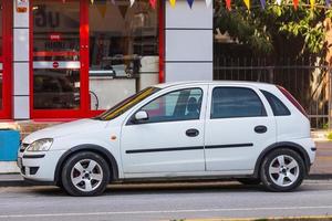 lato turchia 05 marzo 2022 bianca opel corsa è parcheggiata per strada in una calda giornata foto