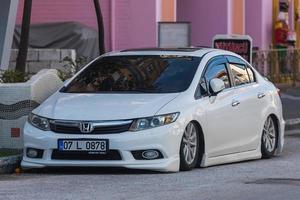 lato turchia marzo 05 2022 bianco honda civic è parcheggiato sulla strada in una calda giornata sullo sfondo di un edificio, negozi foto