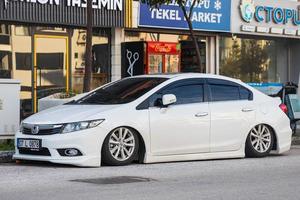 manavgat turchia 05 marzo 2022 la honda civic bianca è parcheggiata per strada in una calda giornata sullo sfondo di un edificio, negozi foto