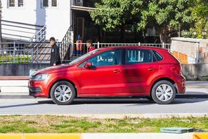 lato turchia 05 marzo 2022 la polo rossa volkswagen è parcheggiata in strada in una calda giornata foto