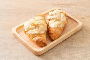 croissant con panna e mandorle foto