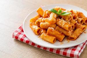 rigatoni al sugo di pomodoro e formaggio foto