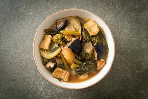 stufato di verdure cinese con tofu o zuppa di verdure miste foto