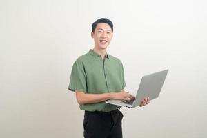 giovane uomo asiatico che usa il laptop a portata di mano foto