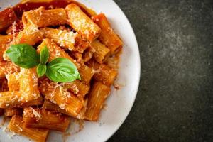 rigatoni al sugo di pomodoro e formaggio foto