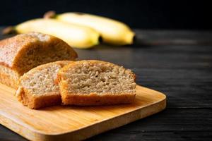 pane alla banana fatto in casa a fette foto