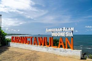 scenario naturale nella zona turistica della spiaggia di karang tawulan, tasikmalaya indonesia foto