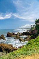 vista naturale della costa in indonesia quando il tempo è soleggiato. karang tawulan turismo balneare in indonesia foto