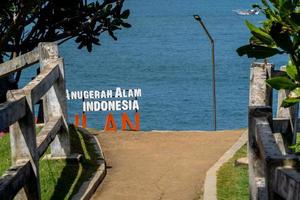 scenario naturale nella zona turistica della spiaggia di karang tawulan, tasikmalaya indonesia foto