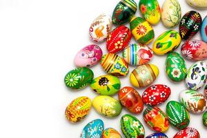 uova di Pasqua tradizionali dipinte a mano su bianco. modelli primaverili foto