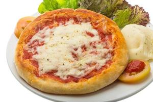 pizza con pomodoro e formaggio foto