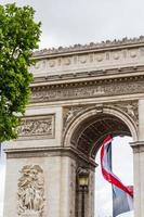 vista su arco di trionfo giostra e giardino delle tuileries, parigi, francia foto