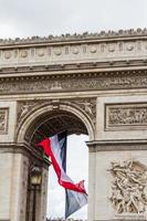 vista su arco di trionfo giostra e giardino delle tuileries, parigi, francia foto