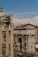 costruzione di rovine e antiche colonne a roma, italia foto