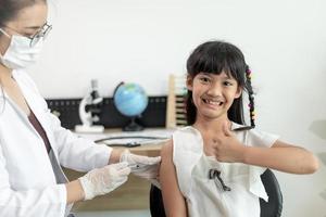 vaccinazione covid-19 riuscita. bambina carina mentre veniva immunizzata contro il coronavirus foto