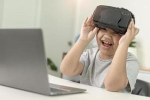 scolaro che indossa occhiali vr in classe. inalterato, istruzione, simulatore di realtà virtuale, tecnologia e concetto di scuola. foto