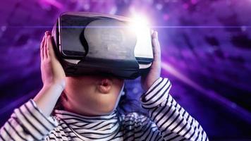 ragazza felice in bicchieri di realtà virtuale. realtà aumentata, scienza, concetto di tecnologia futura. vr. occhiali 3d futuristici con proiezione virtuale foto