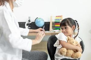 vaccinazione covid-19 riuscita. bambina carina mentre veniva immunizzata contro il coronavirus foto