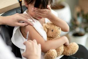 vaccinazione dei bambini. Un'iniezione. messa a fuoco selettiva. foto