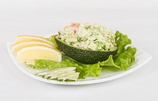 insalata di polpa di granchio con caviale verde in avocado - cucina giapponese foto