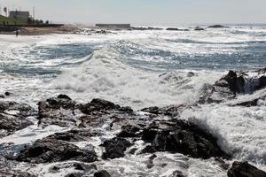 onde che si infrangono sulla costa portoghese foto