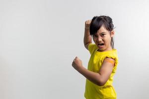 covid 19 vaccini per il concetto di bambini. studio un ritratto di un'adorabile ragazza asiatica dopo aver ricevuto la sua prima dose di vaccino. immuni, sicuri, disponibili, si torna a scuola. foto