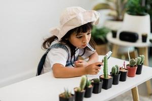 la bambina asiatica sta piantando piante in casa, concetto di attività di apprendimento per la coltivazione di piante per un bambino in età prescolare e educazione del bambino per l'albero in natura foto