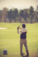 i giocatori di golf hanno colpito l'ampio campo da golf nel colore summer.vintage foto